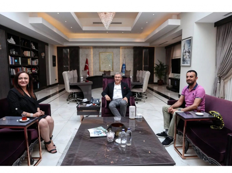 Sayın Nalan Kurt Ve Fatih Kurt, İstanbul Eyüp Sultan Belediye Başkanımız Sayın Deniz Kökeni makamında ziyaret etti.